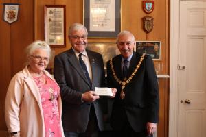 Tony Robinson receives cheque from Mayor for Young Carers